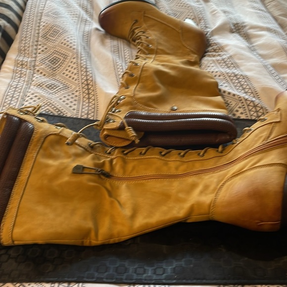 Chelsea Moreland Brand new dress boots in original box - Picture 3 of 6